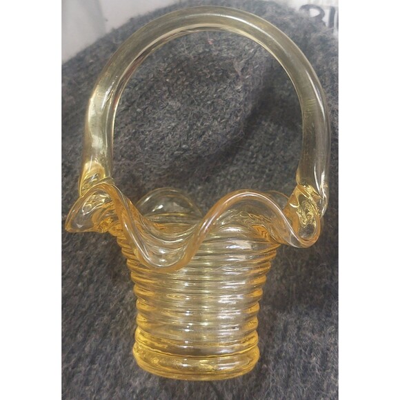 Fenton mini basket buttercup